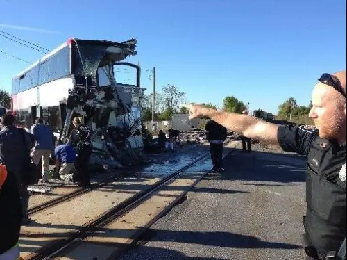 Terribile scontro autobus-treno: cadaveri e sangue