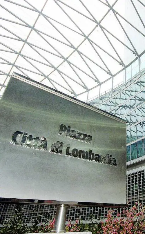 «Pirellone, tagliare gli stipendi d'oro»