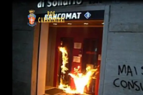Roma, arrestati due anarchici: "Evitati altri atti di terrorismo"