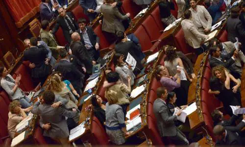 Baci gay in Aula: la protesta dei deputati del M5S