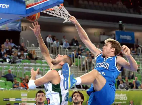 Nicolò Melli in un'azione contro la Lituania, nei quarti di ieri