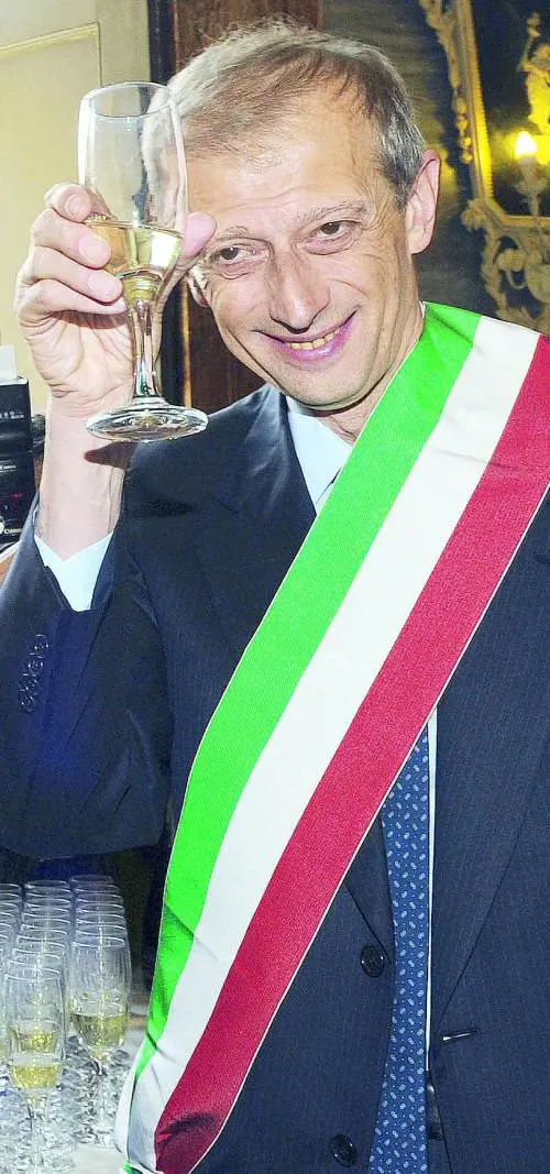 Imu, Fassino ricatta il governo ma difende i sindaci spreconi