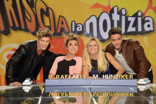 Hunziker fa da mamma alla Raffaele e ai Velini