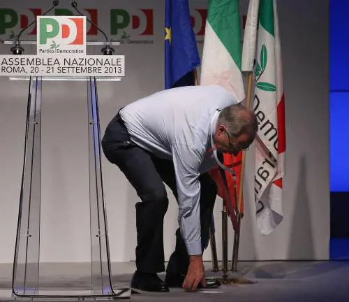 Le nuove regole asfaltano il Pd. Vince la fronda anti congresso