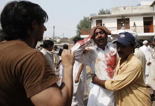 Pakistan, doppio attacco kamikaze in chiesa: almeno 43 morti