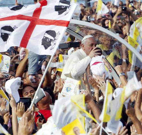 Il Papa operaio conquista i sardi «Senza lavoro non c'è dignità»