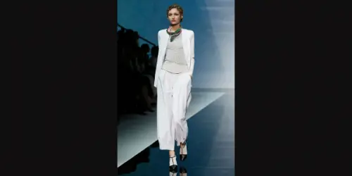 Look maschile e colori pastello per Emporio Armani