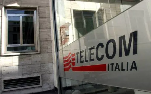 Consumatori sul piede di guerra: "Fermare la svendita di Telecom"