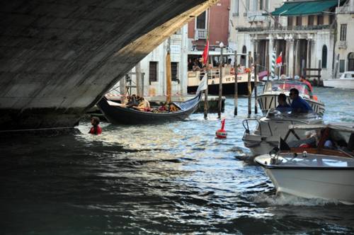 Venezia, le prime fasi del restauro del ponte di Rialto