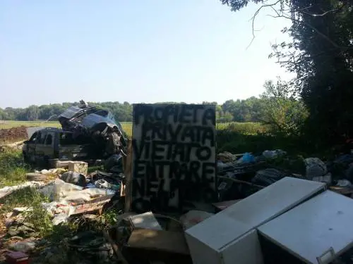 Se questa è Milano: i rom trasformano il parco in discarica