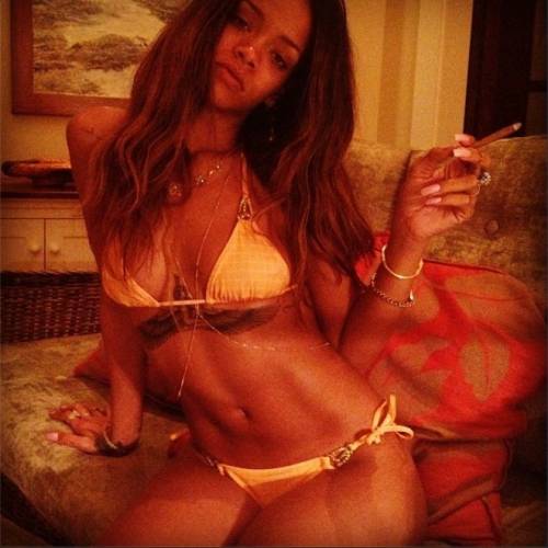 Rihanna, 25 anni su Instagram: in bikini