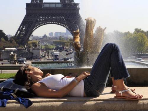 Francia, da oggi le donne potranno girare per strada con i pantaloni