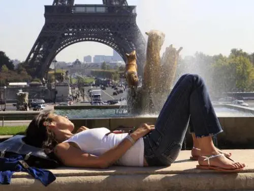 Francia, da oggi le donne potranno girare per strada con i pantaloni