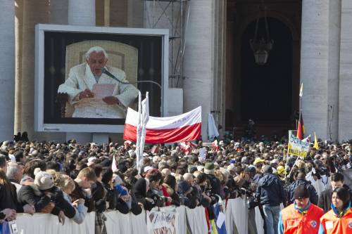 L'ultimo abbraccio del Papa a 200mila fedeli: "Io non sono solo"