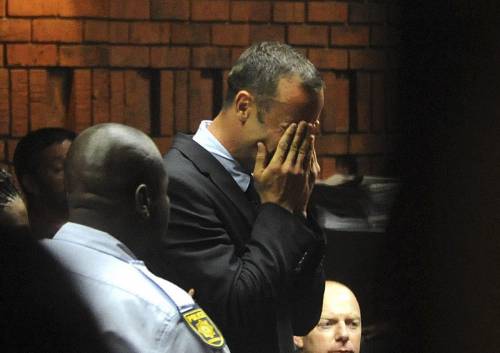 Oscar Pistorius in lacrime davanti al magistrato