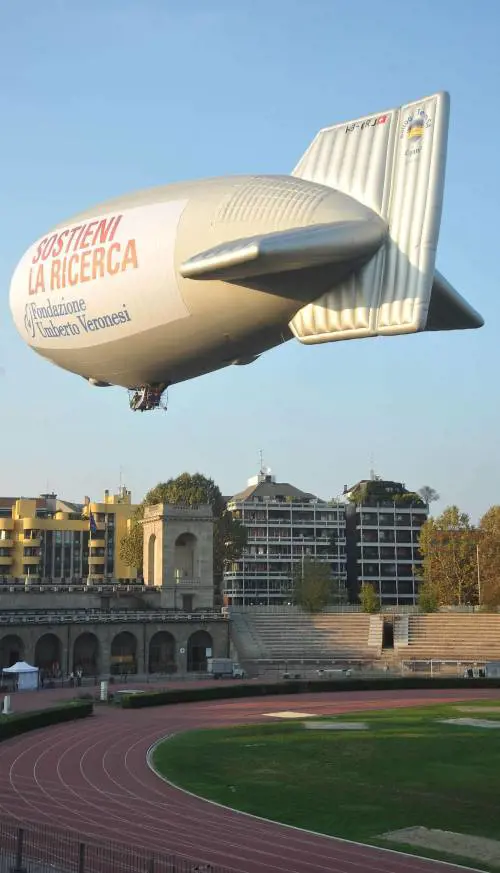 Paura e voli dirottati Un dirigibile  tiene in ansia la città
