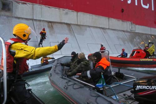 Russia, arrestati trenta attivisti Greenpeace. Tra loro un italiano