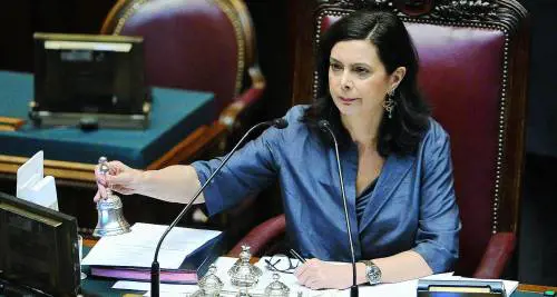 «Basta donne ai fornelli» La Boldrini fa ridere l'Italia
