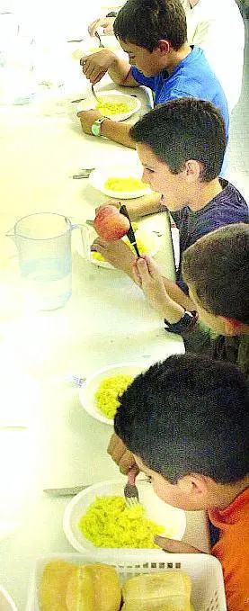 Mense, polemiche dopo lo «sciopero» Adesso spunta l'obiezione di coscienza