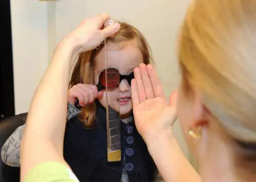 Dall'oculista prima di entrare in aula