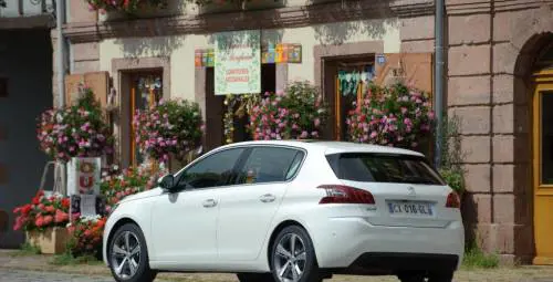 Peugeot 308, attacco alla Golf