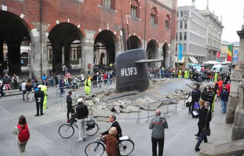 Sorpresa in centro: c'è un sottomarino