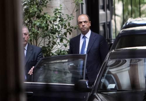 Alfano ha deciso di tradire: Pdl sull'orlo della scissione