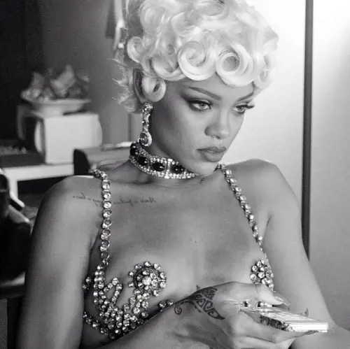 Rihanna, scatti bollenti dal nuovo video