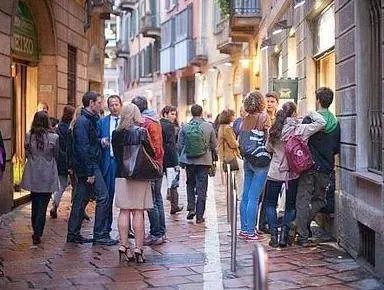 Auto d'epoca, vino e cioccolata nelle vie dell'antico anfiteatro