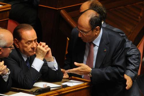 Il capogruppo al Senato Renato Schifani parla con Silvio Berlusconi