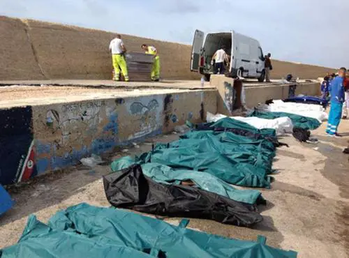 A picco la barca dei migranti. In 300 uccisi dal miraggio Italia
