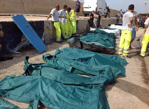 Tragedia a Lampedusa, brucia barcone di immigrati
