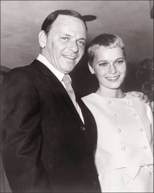 Mia Farrow a Woody Allen: "Forse Ronan non è figlio tuo ma di Frank Sinatra"