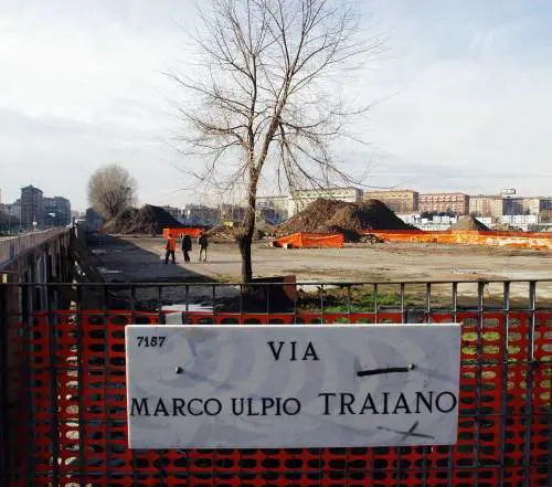 Trovato nudo in una scatola Da 13 anni è senza un nome