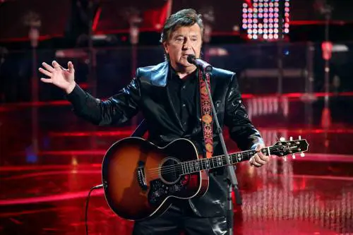 Paura per Bobby Solo. Si accascia sul palco durante il concerto: come sta