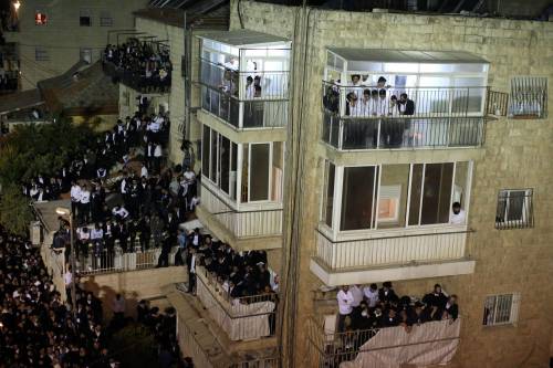 Israele, 800mila al funerale del rabbino ultra-ortodosso