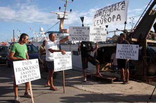 Lampedusa, Letta va al Centro d'accoglienza tra le proteste