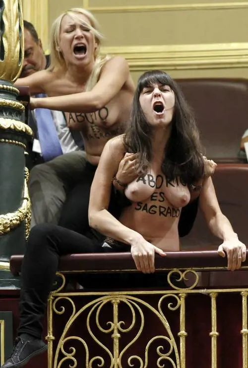 "L'aborto è sacro": il solito show delle attiviste spagnole