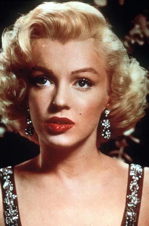 Ecco le prove del chirurgo: la Monroe era rifatta