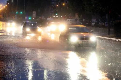 Maltempo, violento tifone su Milano. Alberi caduti e strade in tilt