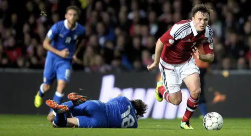 Dormita Azzurra. Buffon resuscita Bendtner. Osvaldo rianima l'Italia