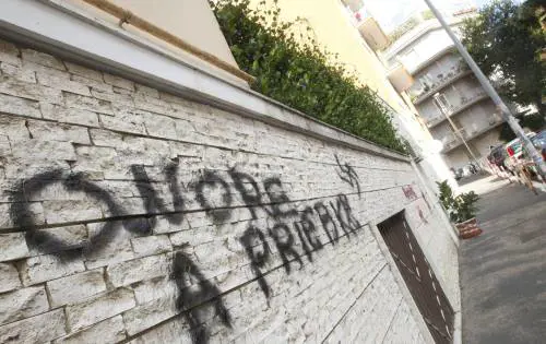 Sotto casa compare la scritta "Onore a Priebke"