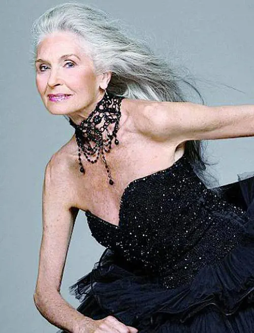 Il nuovo non avanza Adesso va di moda la modella vintage UN POKER DI (ANZIANE...) REGINE