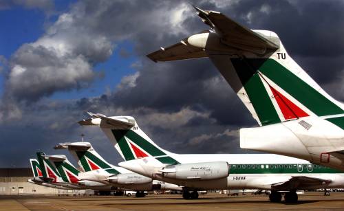 Aerei dell'Alitalia fermi in pista all'aeroporto di Fiumicino