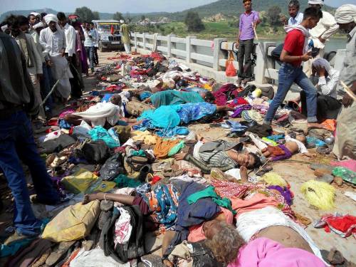 India, ressa al santuario: 115 morti, oltre 100 feriti