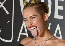 Dal porno all'antisemitismo: uno scandalo al giorno per Miley Cyrus