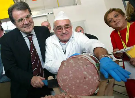 Romano Prodi affetta la mortadella