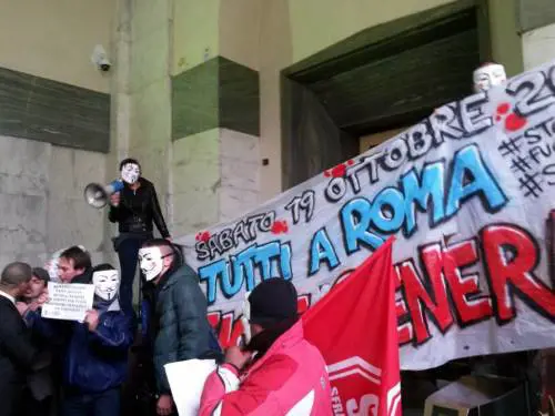 Milano, blitz degli antagonisti: occupata Piazza Affari