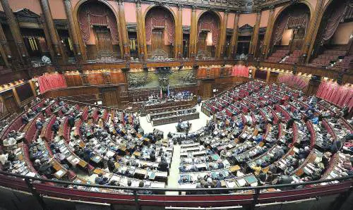 La sinistra tenta l'esproprio proletario