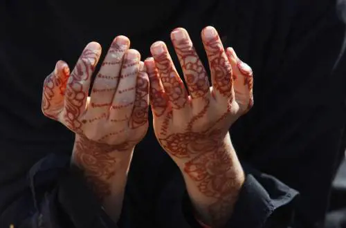 Festa del Sacrificio, i colori delle mani delle donne